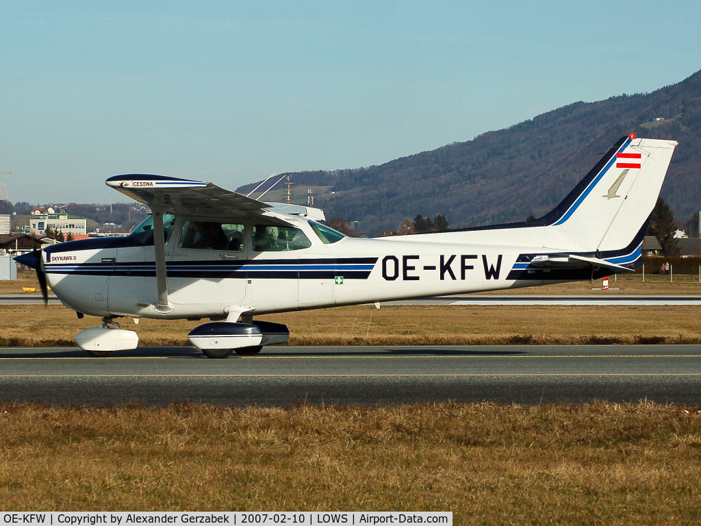 OE-KFW, Cessna 172 P C/N 17275823, taxiing rwy 16