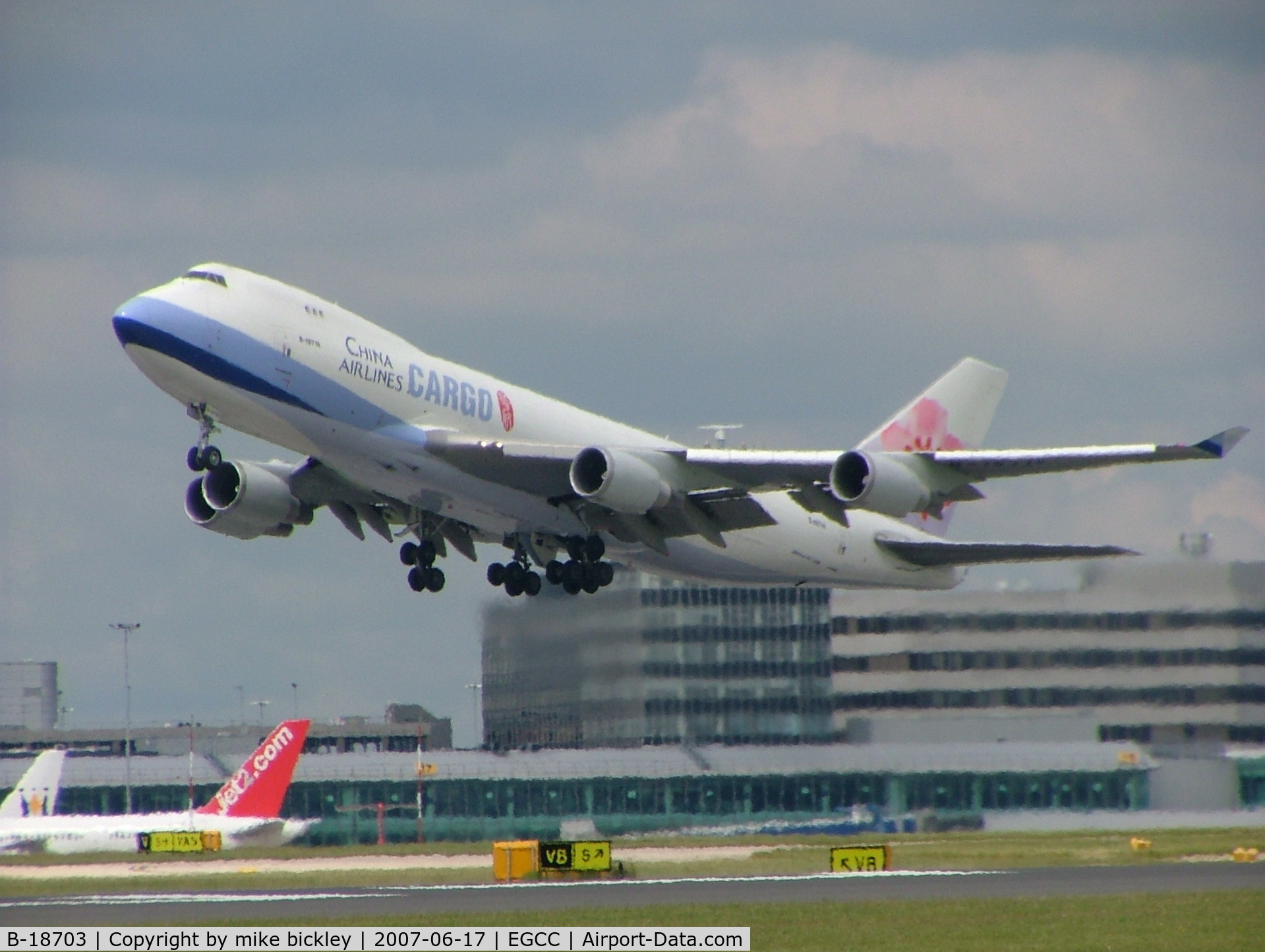 B-18703, 2000 Boeing 747-409F/SCD C/N 30761, Air china cargo departing Manchester