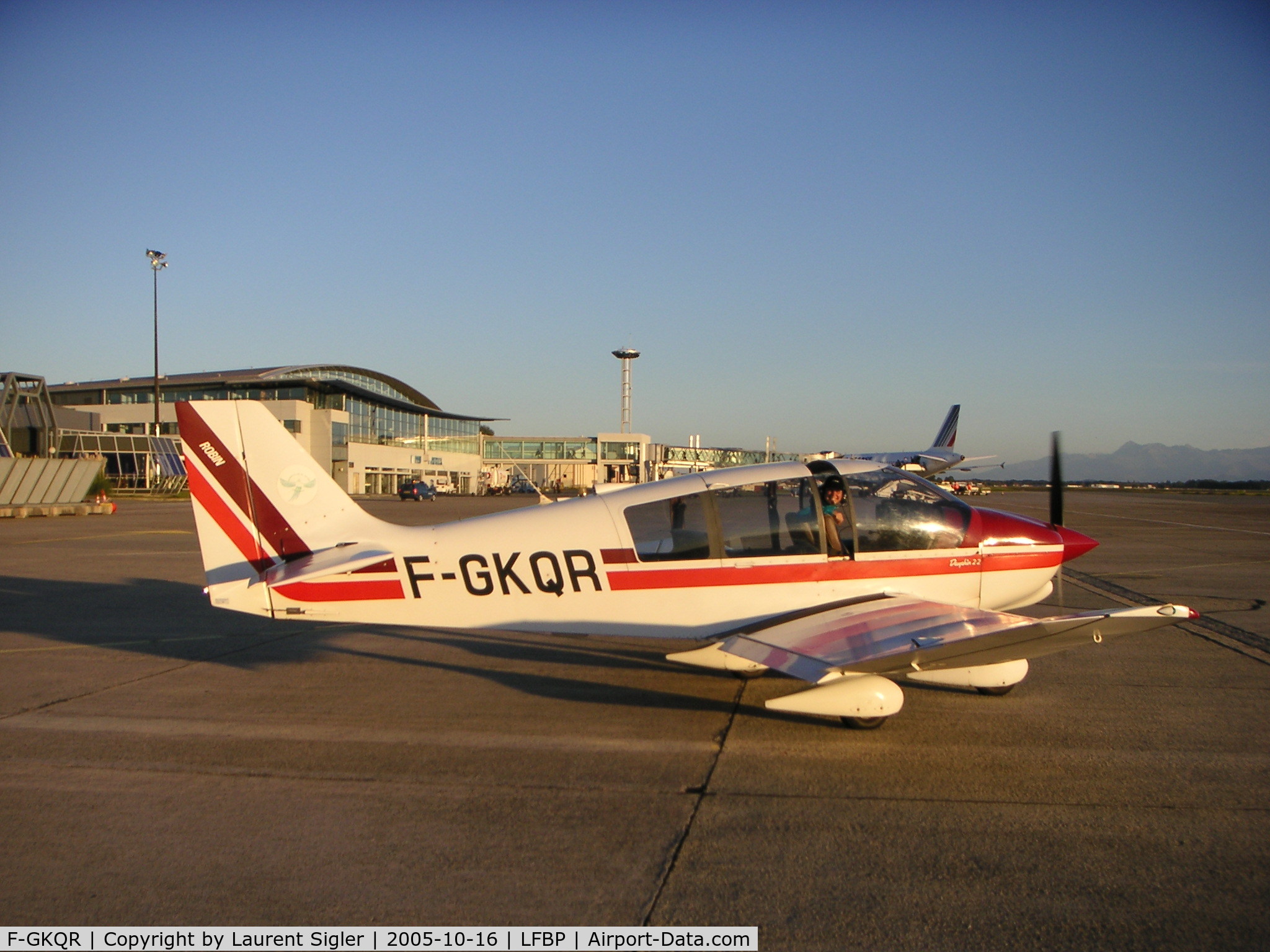 F-GKQR, Robin DR-400-120 C/N 2062, An evening in Pau-Pyrénées Airport (LFBP)