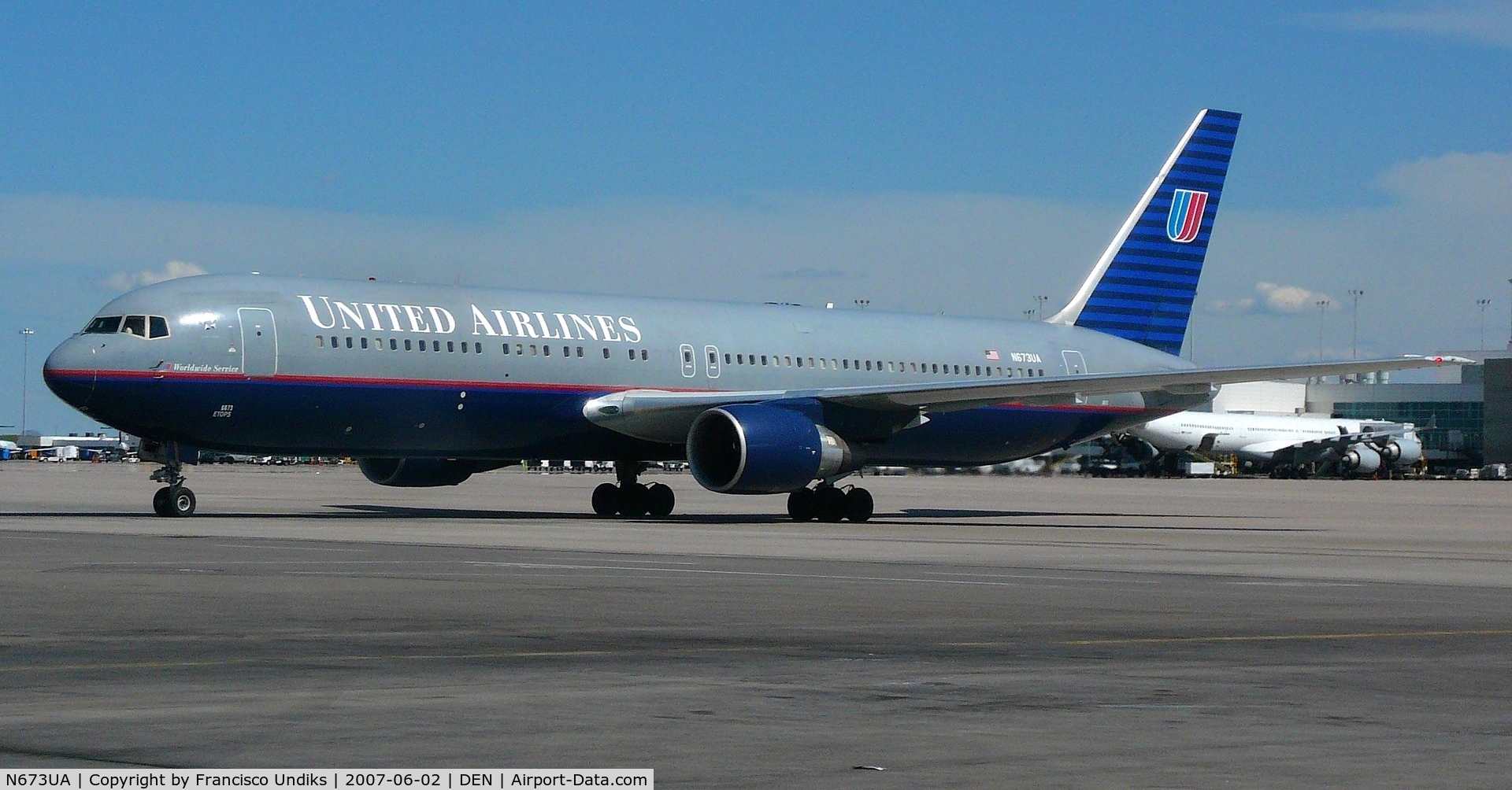 N673UA, 2000 Boeing 767-322 C/N 29241, United Airlines 767-300 just pushed from B36.