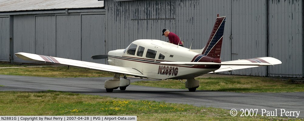 N2881G, 1979 Piper PA-32-300 Cherokee Six C/N 32-7940177, Mounting up in the hangar area