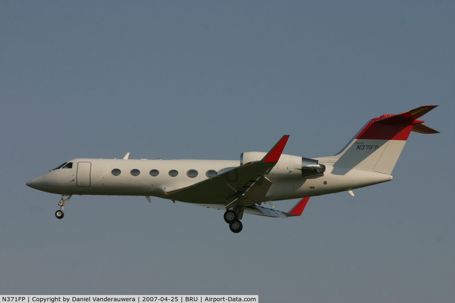N371FP, 1999 Gulfstream Aerospace G-IV C/N 1371, descending to rwy 25L