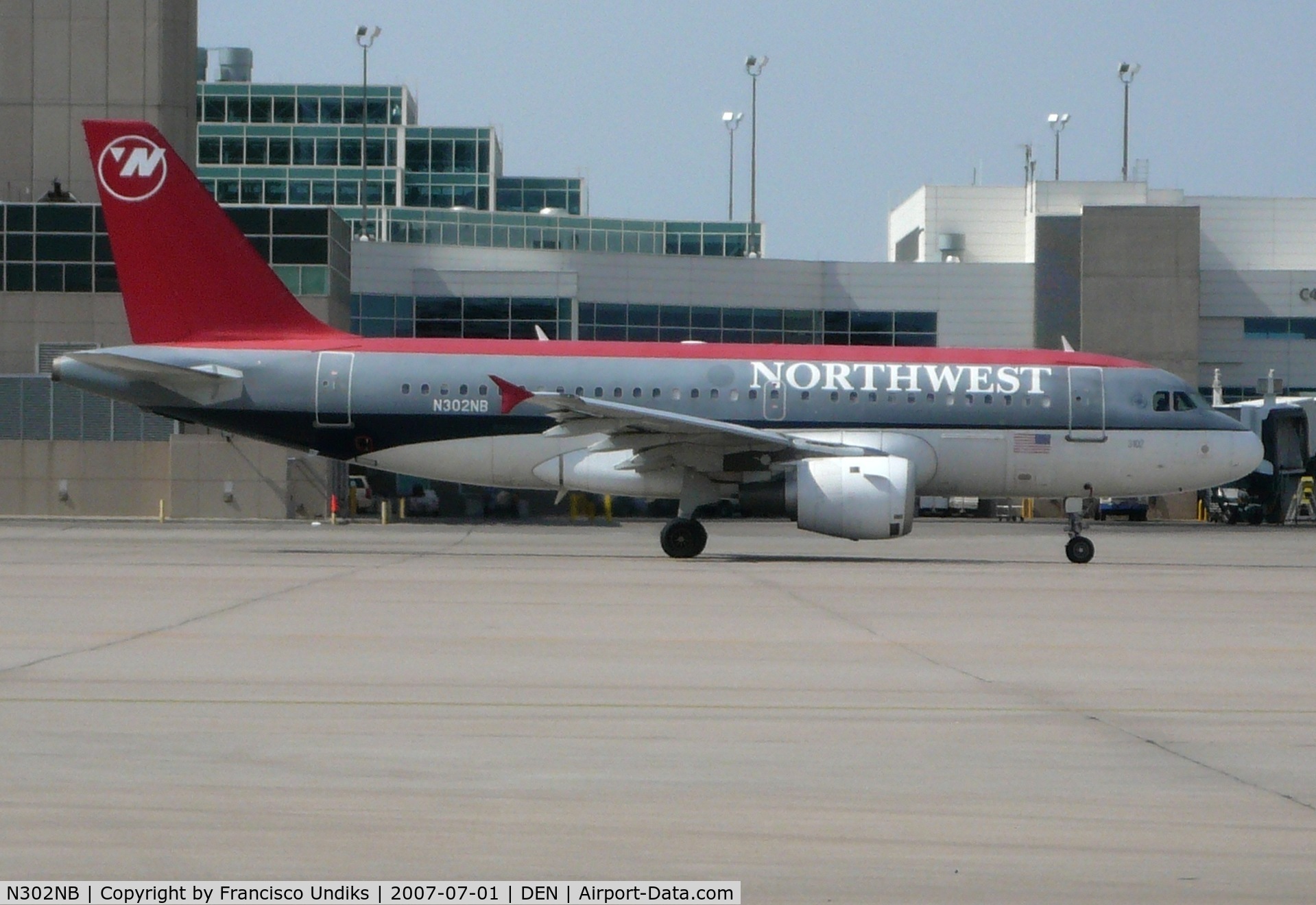 N302NB, 1999 Airbus A319-114 C/N 1062, Taxiing on Charlie Sierra eastbound.