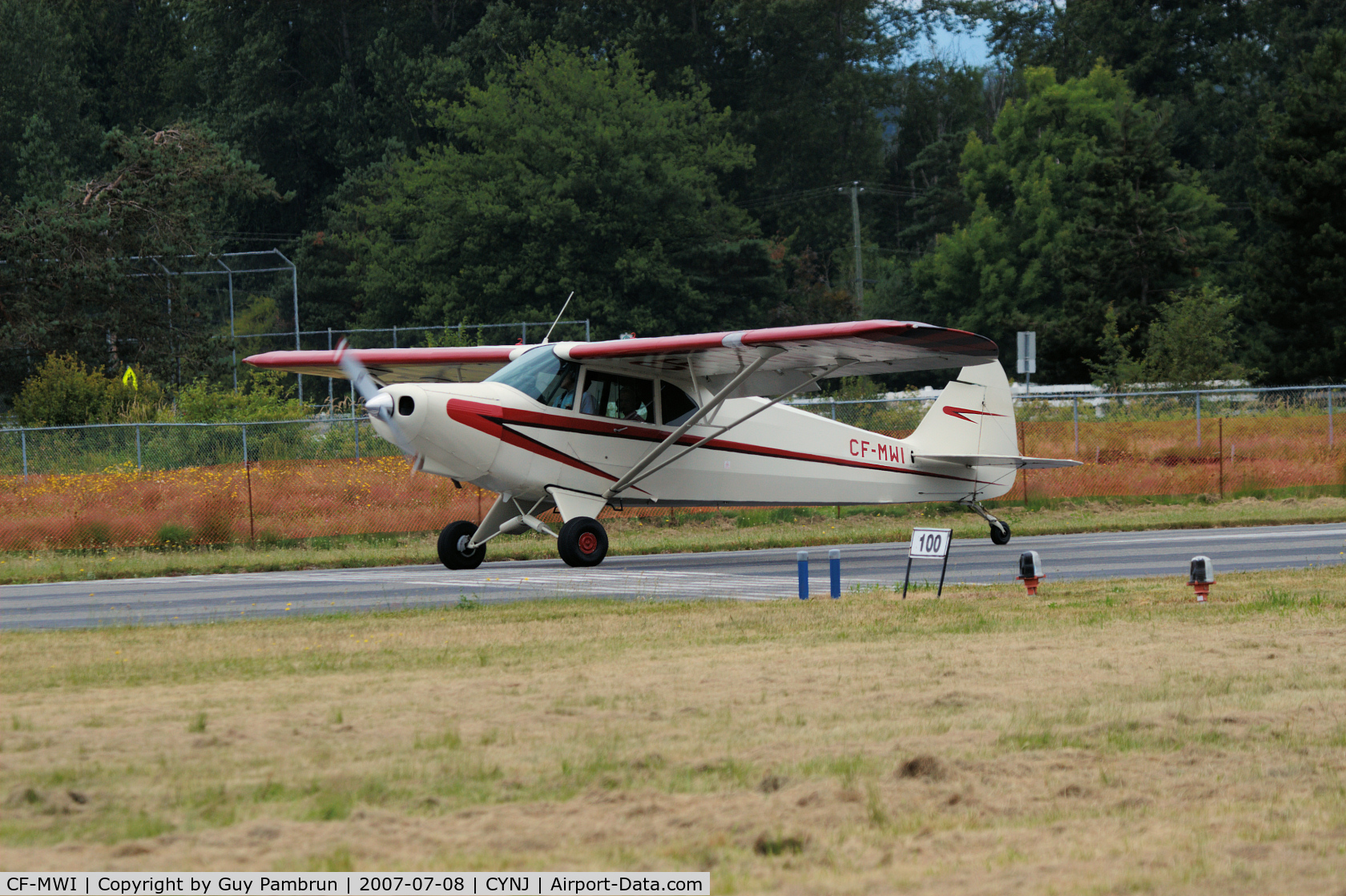 CF-MWI, 1947 Piper PA-12 Super Cruiser C/N 12 2816, Lining up for take off
