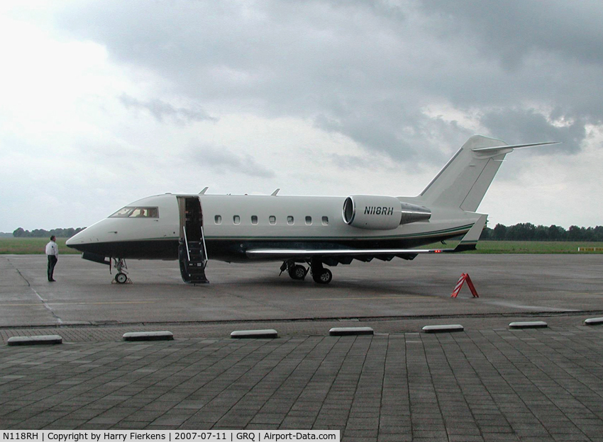 N118RH, 2001 Bombardier Challenger 604 (CL-600-2B16) C/N 5516, view from the VIP-room