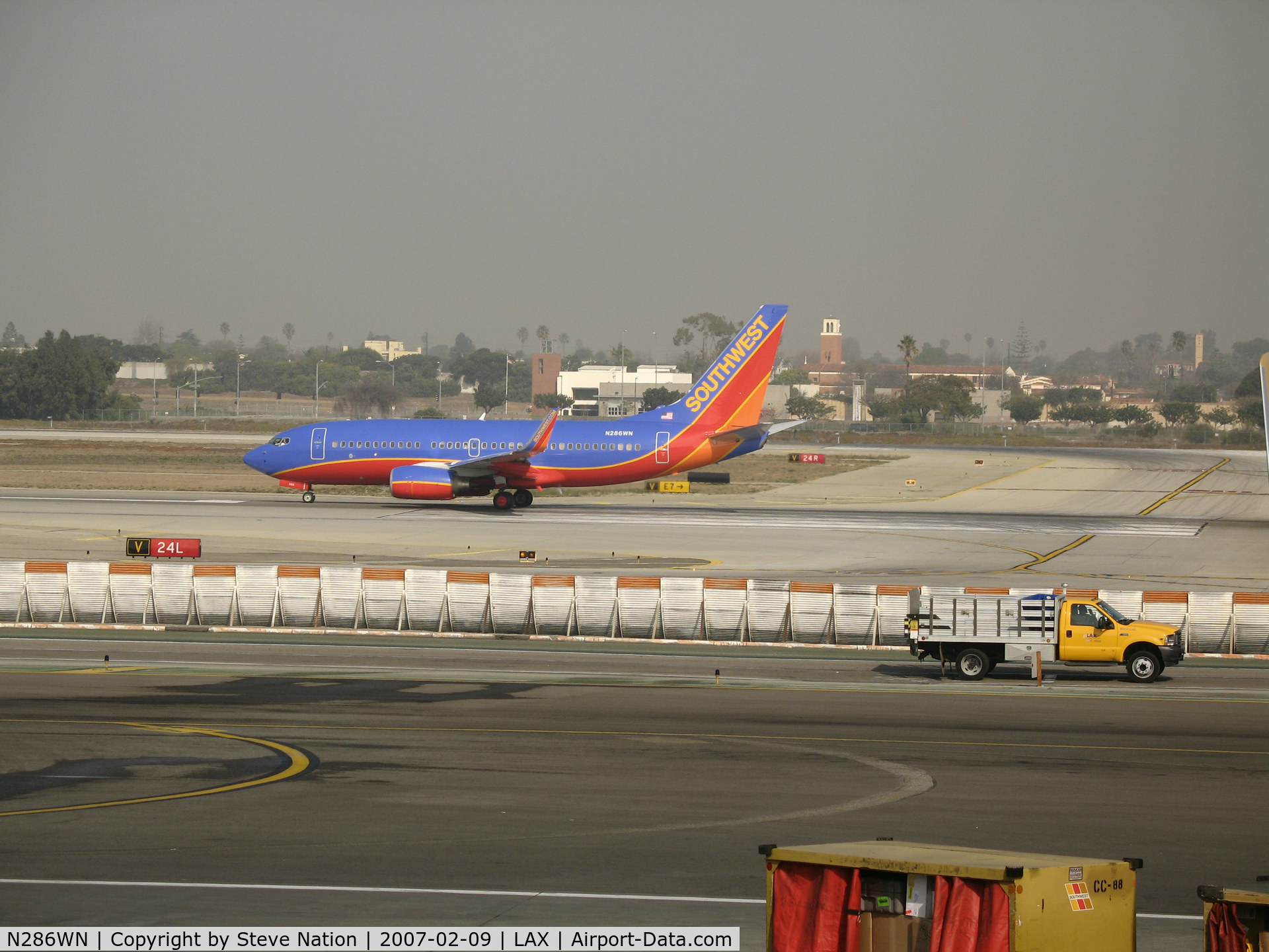 N286WN, 2004 Boeing 737-7H4 C/N 32471, Southwest 737-7H4 in new colors rolling @ LAX