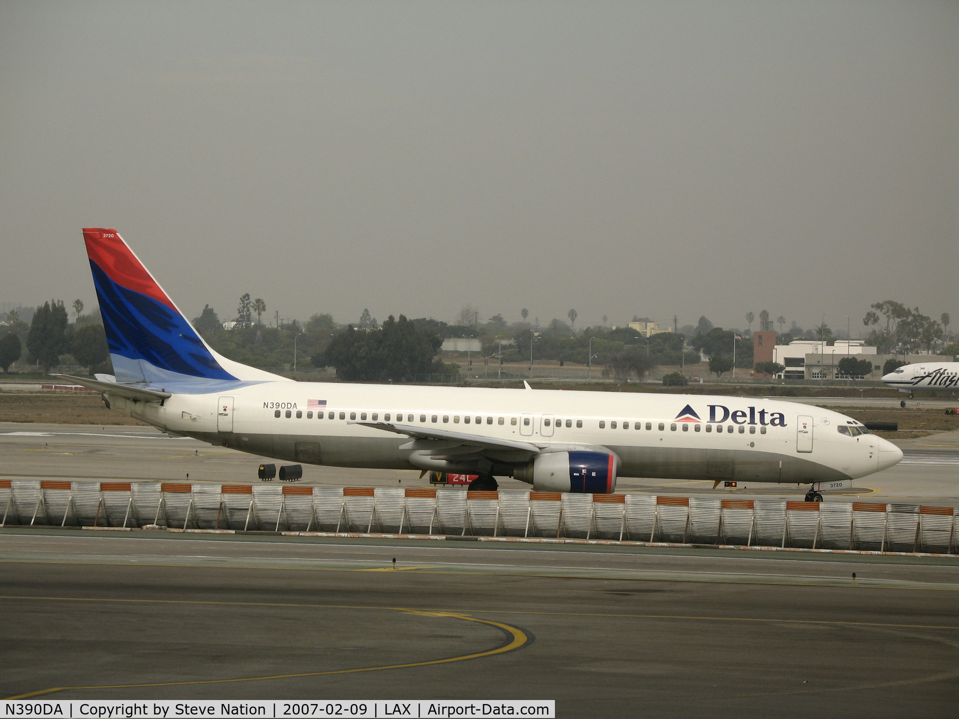 N390DA, 2000 Boeing 737-832 C/N 30536, Delta 737-832 taxying @ LAX
