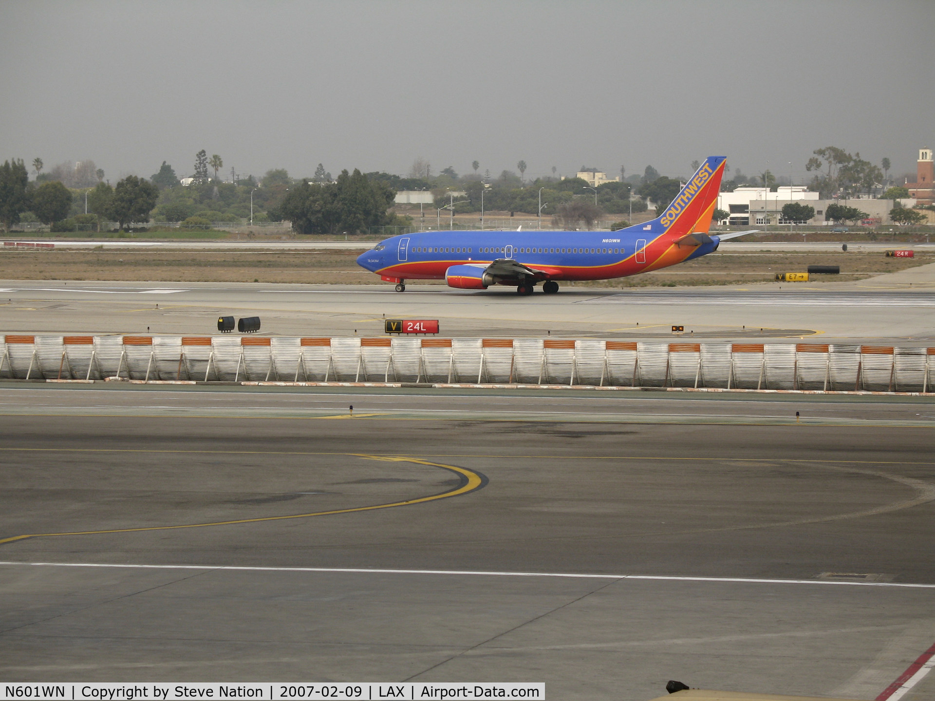 N601WN, 1995 Boeing 737-3H4 C/N 27695, Southwest 737-3H4 in new colors rolling @ LAX