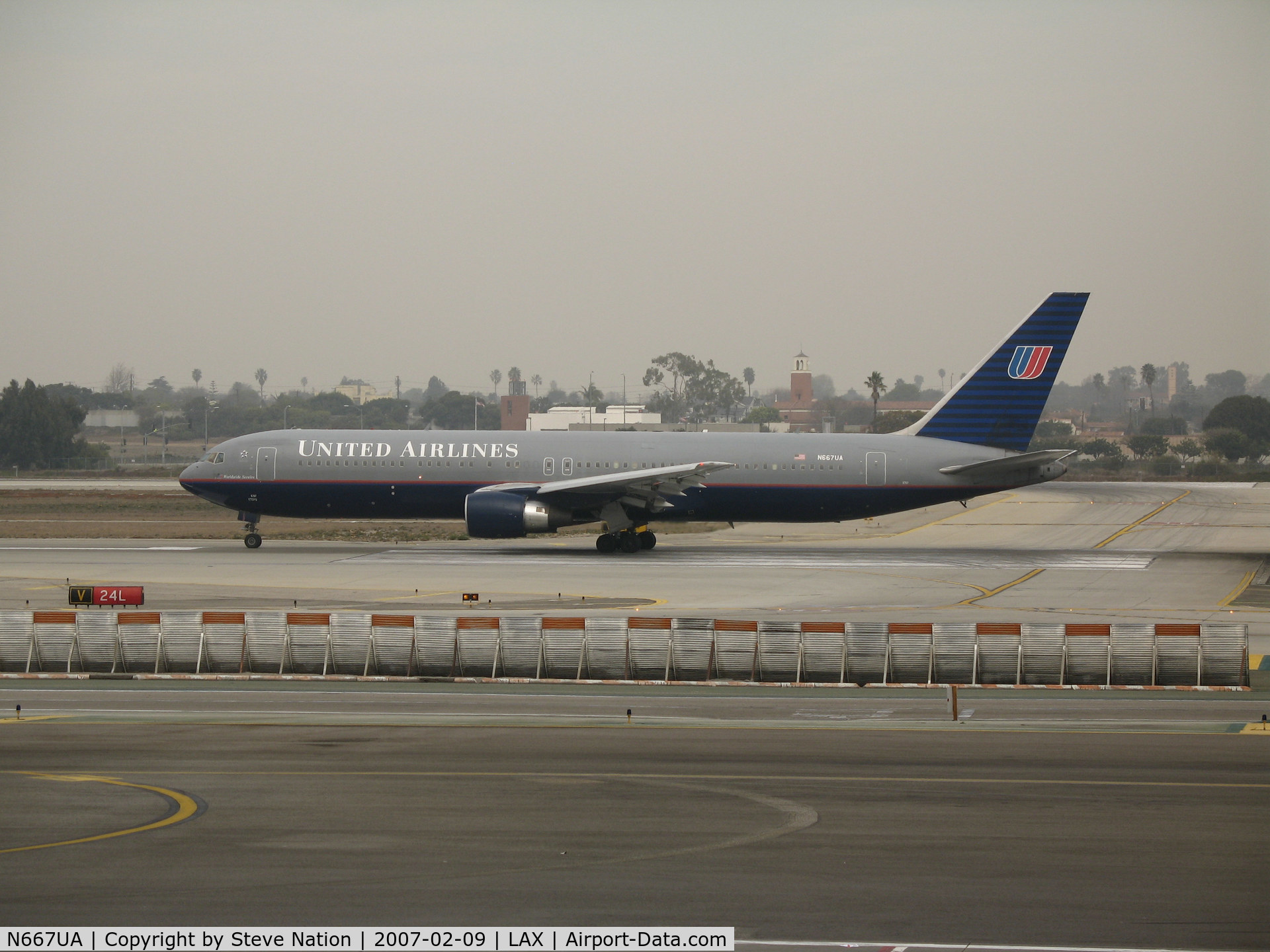 N667UA, 1998 Boeing 767-322 C/N 29239, United 767-322 in old colors rolling @ LAX