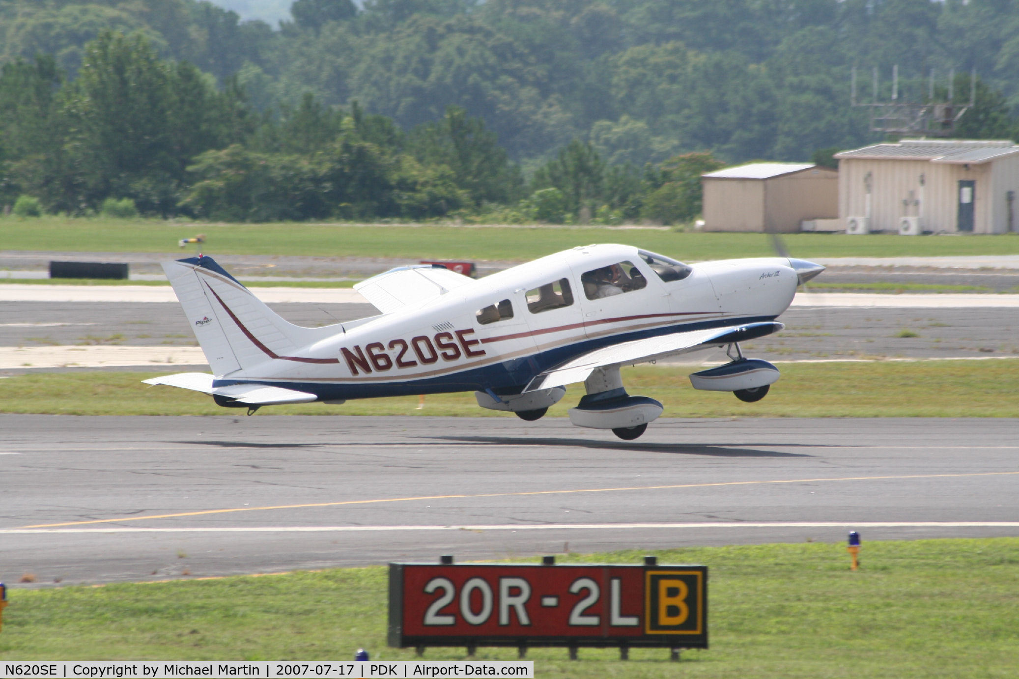 N620SE, 2005 Piper PA-28-181 C/N 2843620, Bouncing into a landing