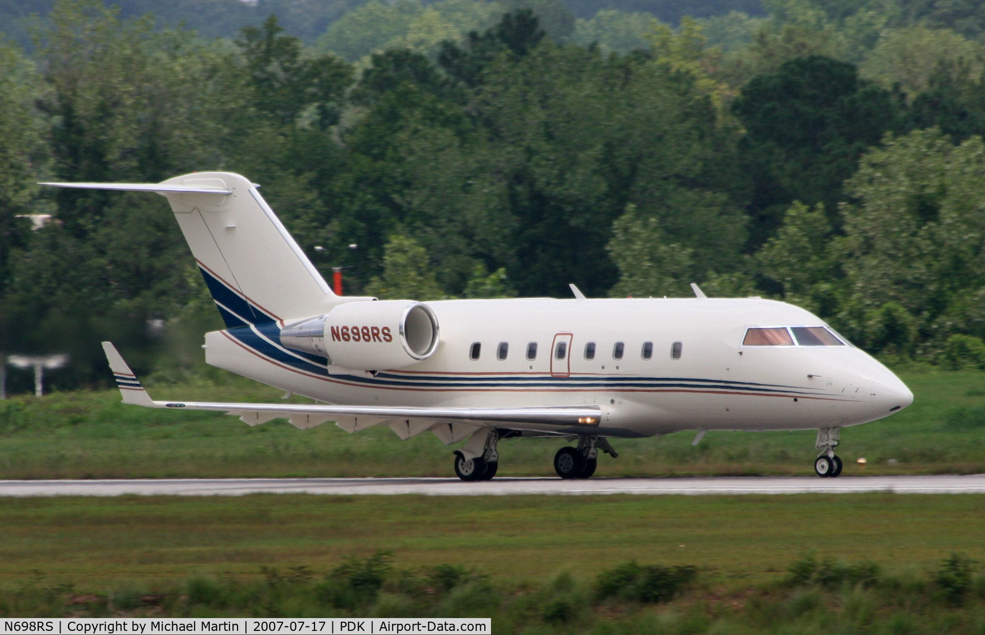 N698RS, 2000 Bombardier Challenger 604 (CL-600-2B16) C/N 5460, Taking off from Runway 20L