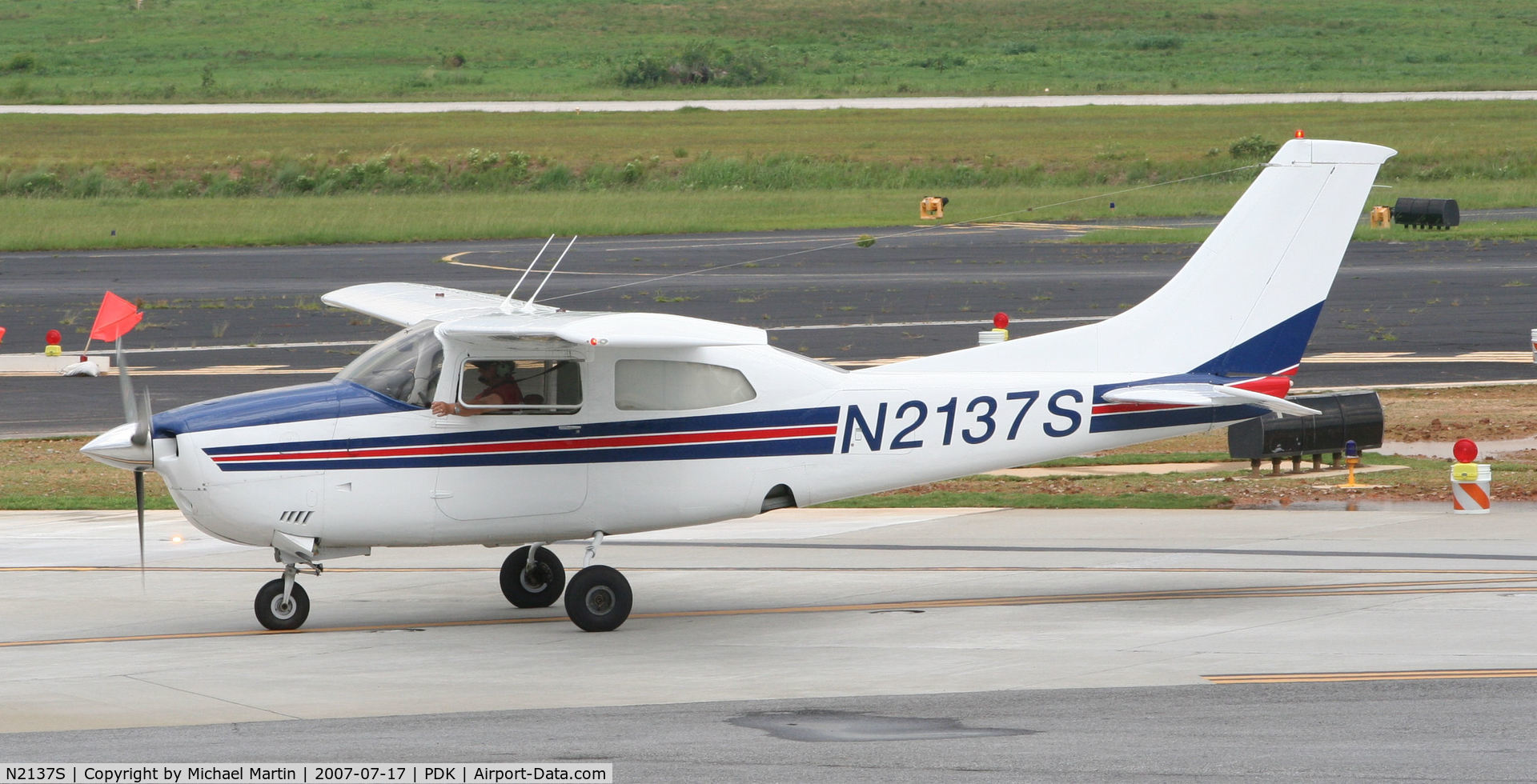 N2137S, 1975 Cessna 210L Centurion C/N 21061098, Flight Express 560 Taxing to Epps Air Service
