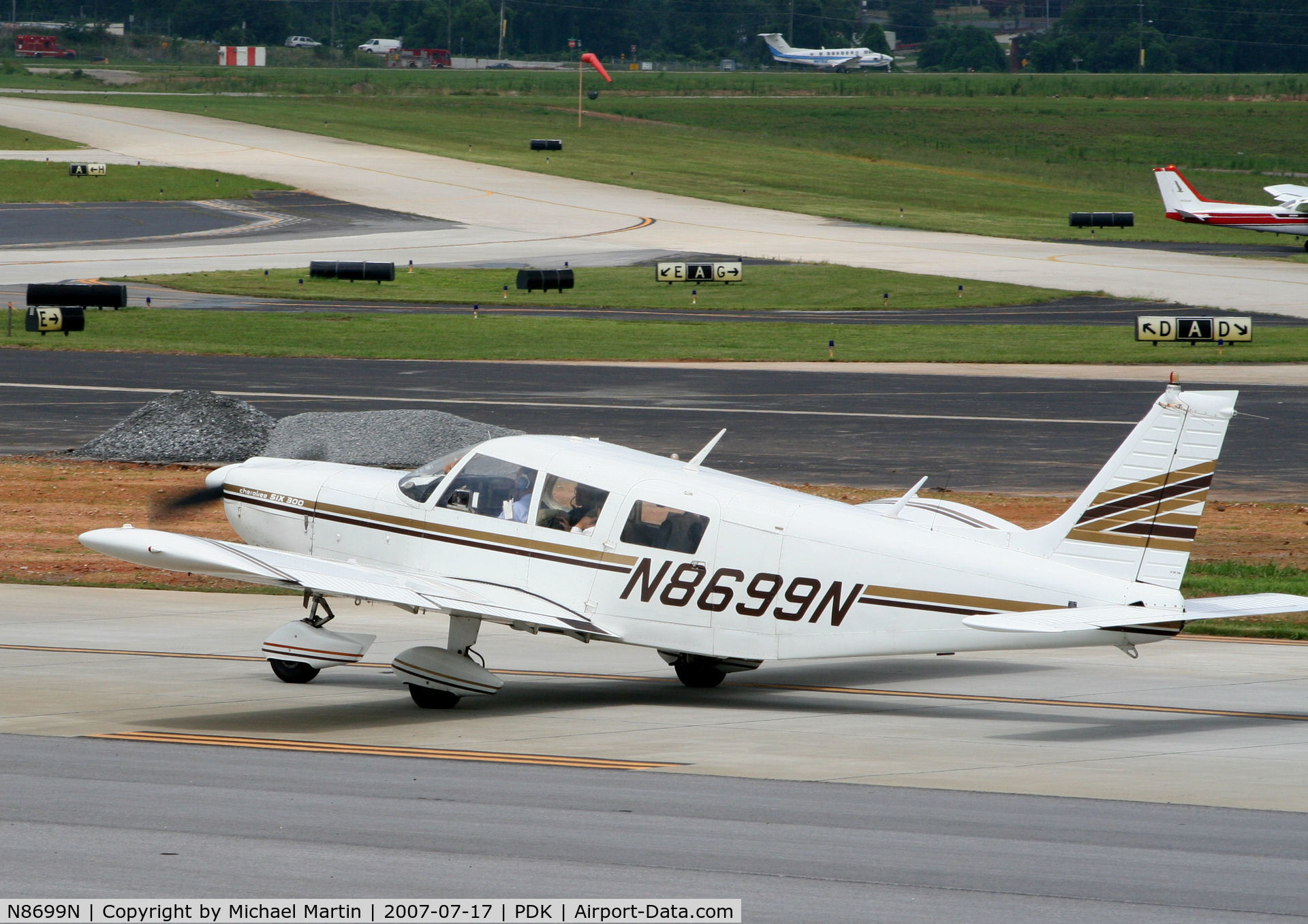 N8699N, 1971 Piper PA-32-300 Cherokee Six Cherokee Six C/N 32-7240047, Taxing to Epps Air Service