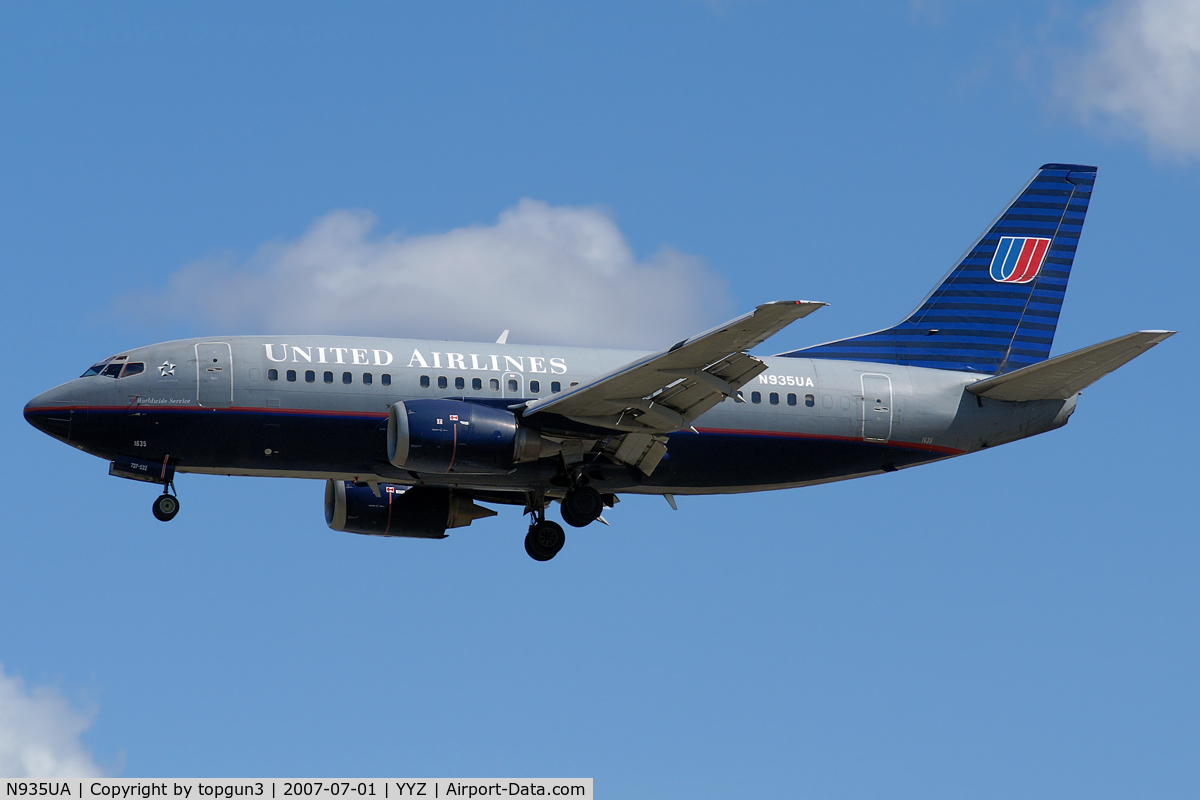 N935UA, 1992 Boeing 737-522 C/N 26663, Short final for RWY05.