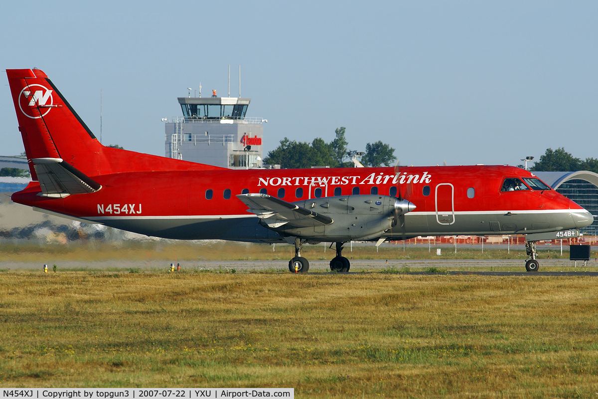 N454XJ, 1998 Saab 340B C/N 340B-454, Taxiing for departure via RWY33.