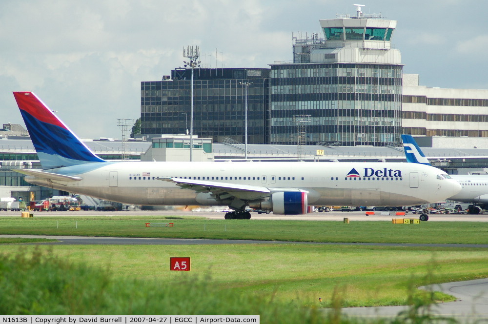 N1613B, 2001 Boeing 767-332 C/N 32776, Delta - Taxiing