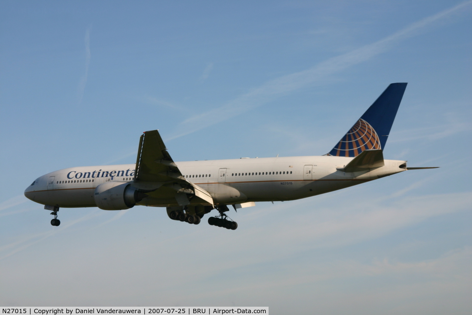 N27015, 2000 Boeing 777-224/ER C/N 28678, shortly before landing on rwy 25L