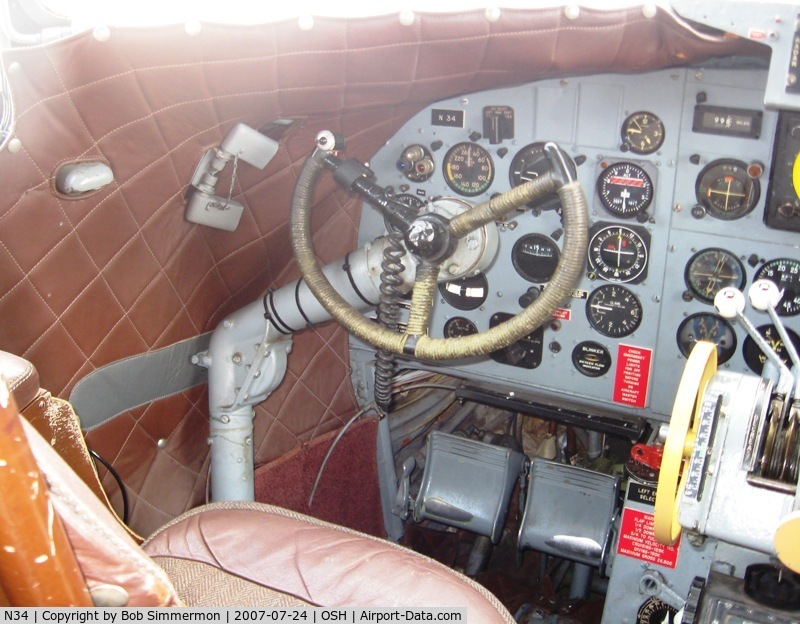 N34, 1945 Douglas R4D-7 C/N 33359, Pilot controls