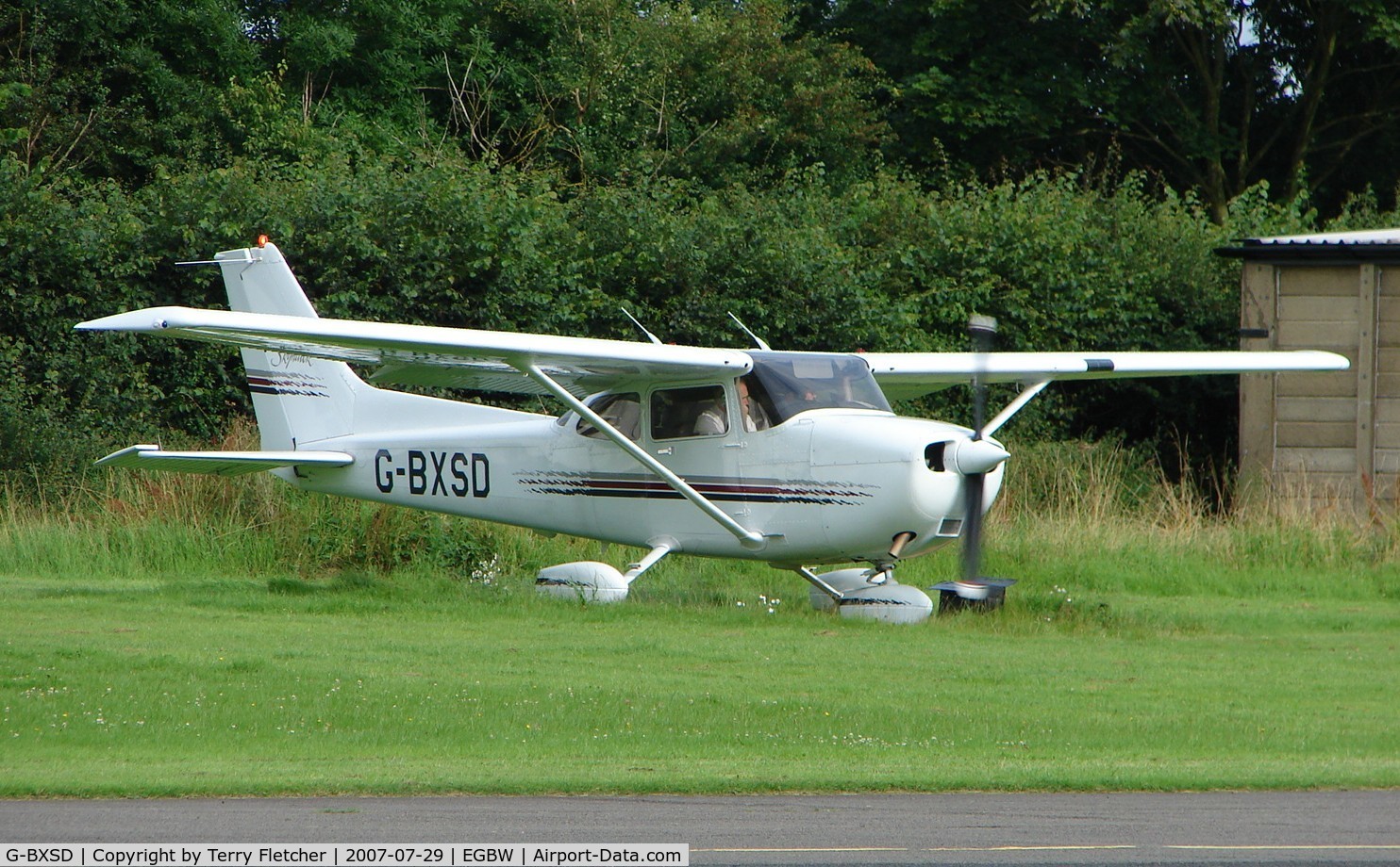 G-BXSD, 1998 Cessna 172R C/N 17280310, early Sunday morning at Wellesborne Mountford