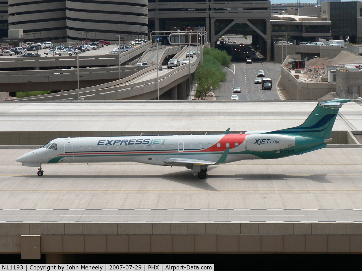 N11193, 2005 Embraer ERJ-145XR (EMB-145XR) C/N 14500938, ExpressJet taxiing across the bridge