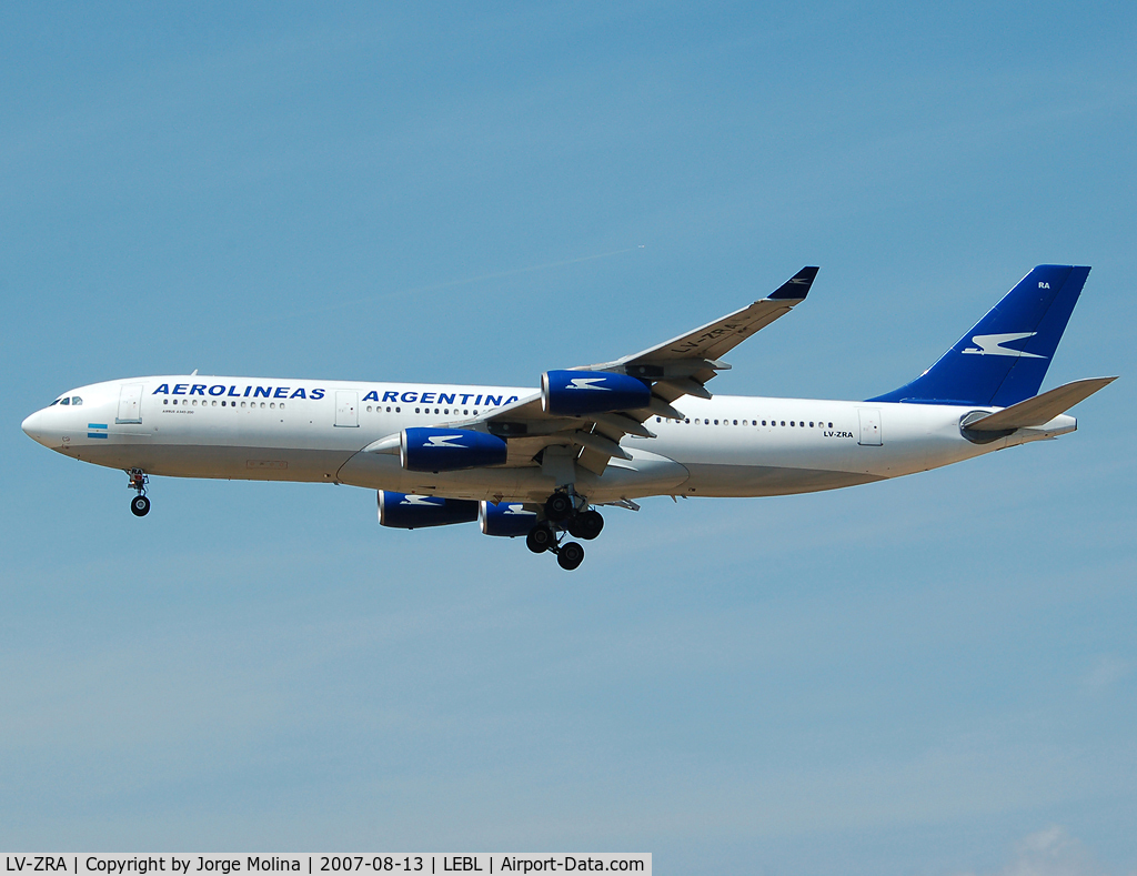 LV-ZRA, 1995 Airbus A340-211 C/N 085, Short final to RWY 25R, flight non-stop EZE-BCN.