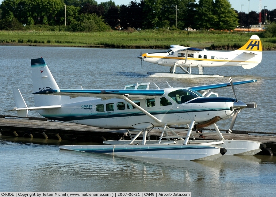 C-FJOE, 2005 Cessna 208 Caravan I C/N 20800390, C-FJOE from Seair Seaplanes waiting for its passengers - DHC-3 C-FHAX from Harbour Air arrives in the background