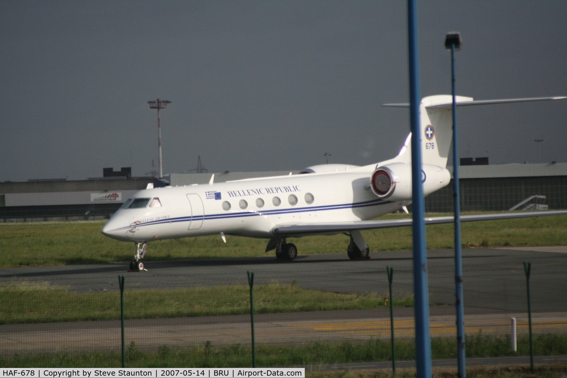 HAF-678, Gulfstream Aerospace G-V Gulfstream V C/N 678, Taken from inside a coach at Brussels Airport