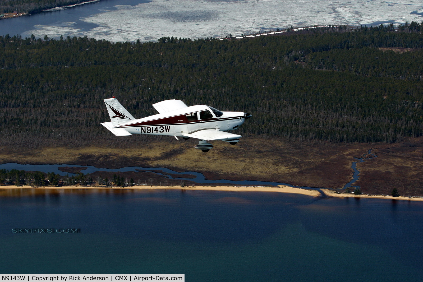 N9143W, 1966 Piper PA-28-235 Cherokee C/N 28-10764, Piper passing close for skypixs photographers