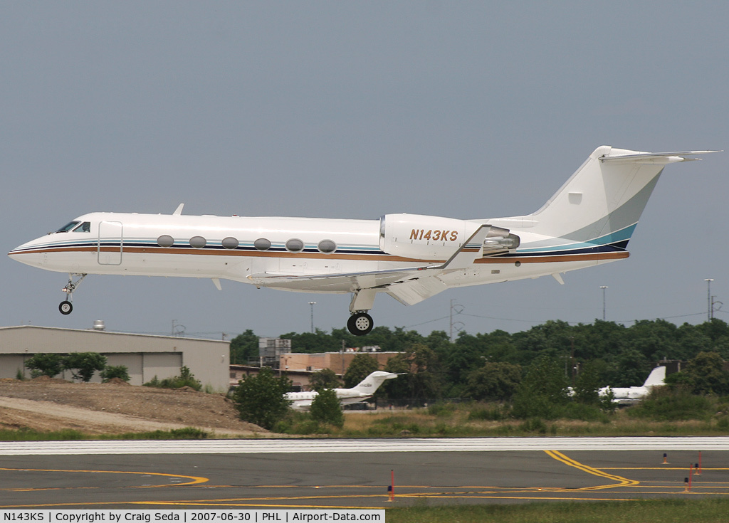 N143KS, 1999 Gulfstream Aerospace G-IV C/N 1364, Over the numbers of rw 27R.