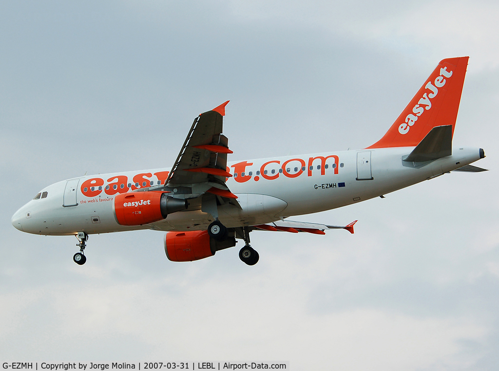 G-EZMH, 2003 Airbus A319-111 C/N 2053, Low pass in contact localizator ILS 25R.