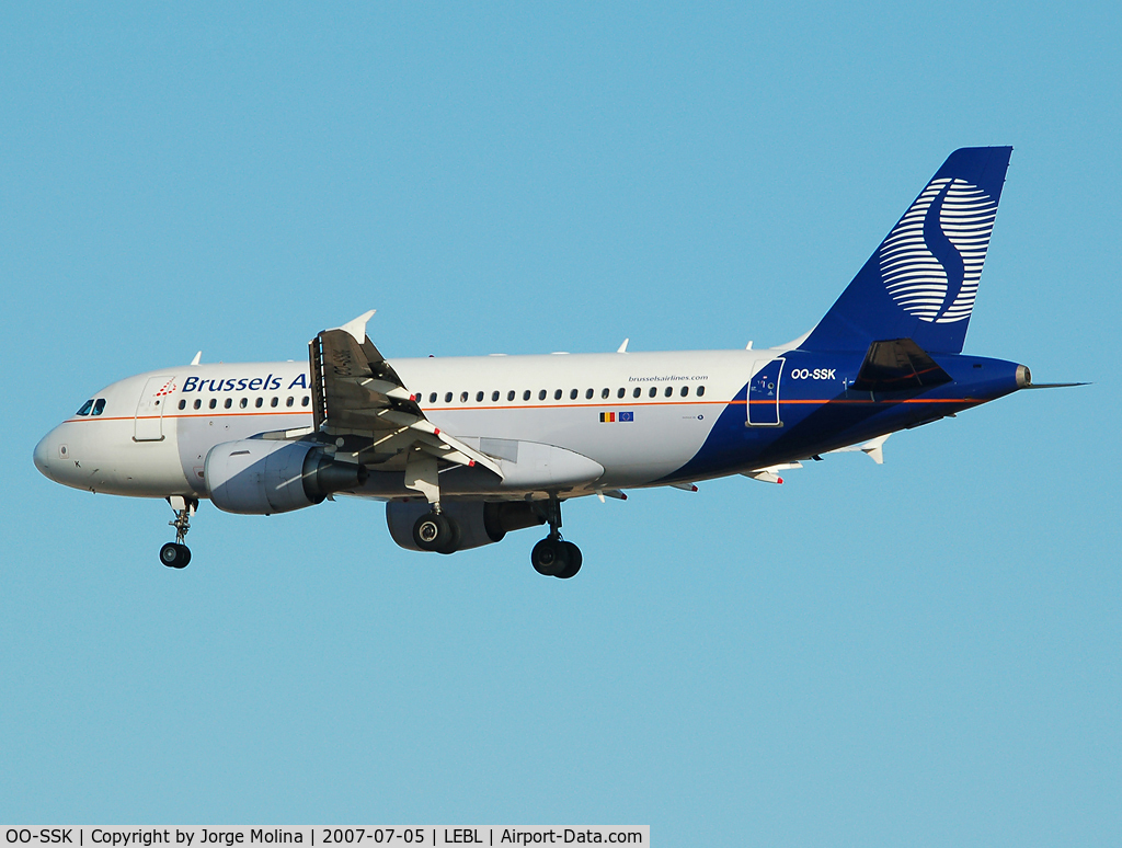 OO-SSK, 2000 Airbus A319-112 C/N 1336, Clear to land RWY 07L.