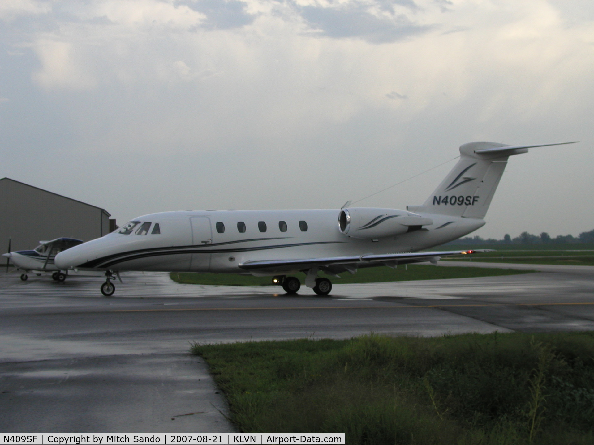 N409SF, 1984 Cessna 650 Citation C/N 650-0029, Taxiing onto the ramp at Airlake.