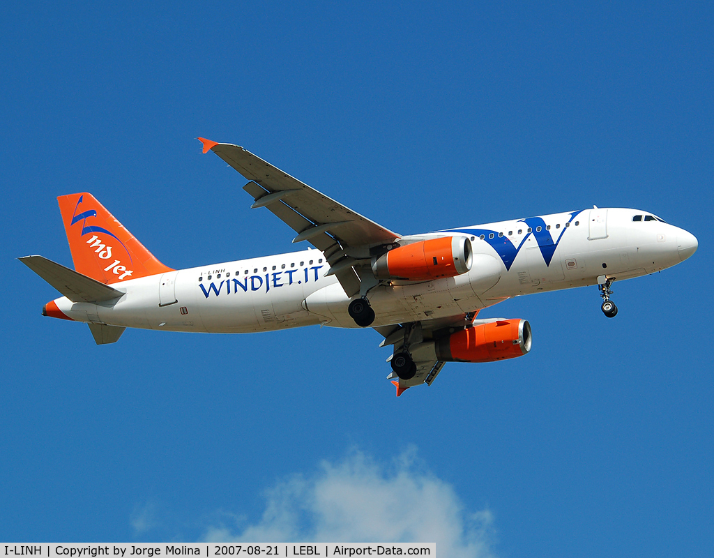 I-LINH, 1991 Airbus A320-231 C/N 163, Beautiful sky for this Windjet, on final RWY 07L.
