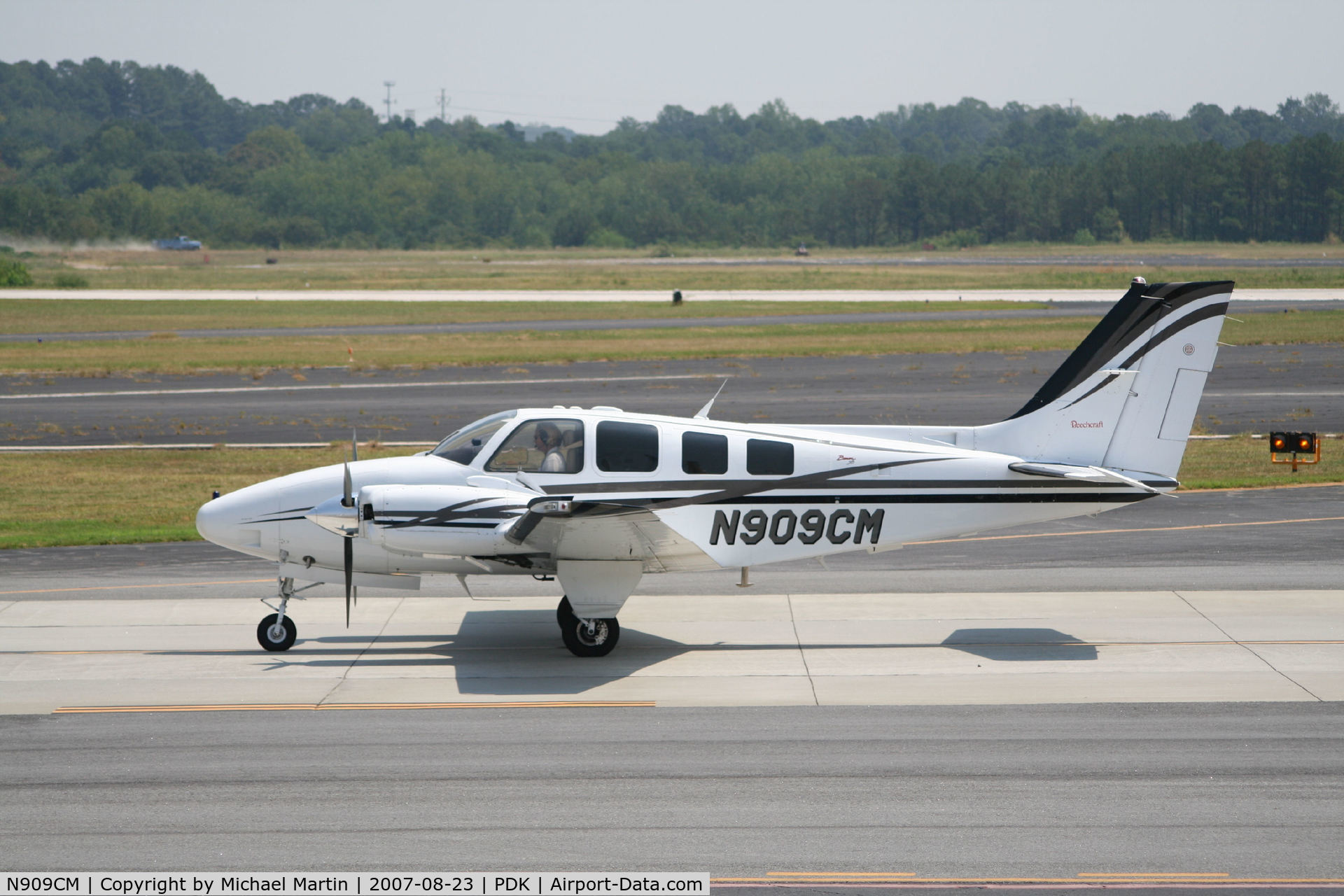 N909CM, 2001 Raytheon Aircraft Company 58 C/N TH-2022, Taxing to Epps Air Service