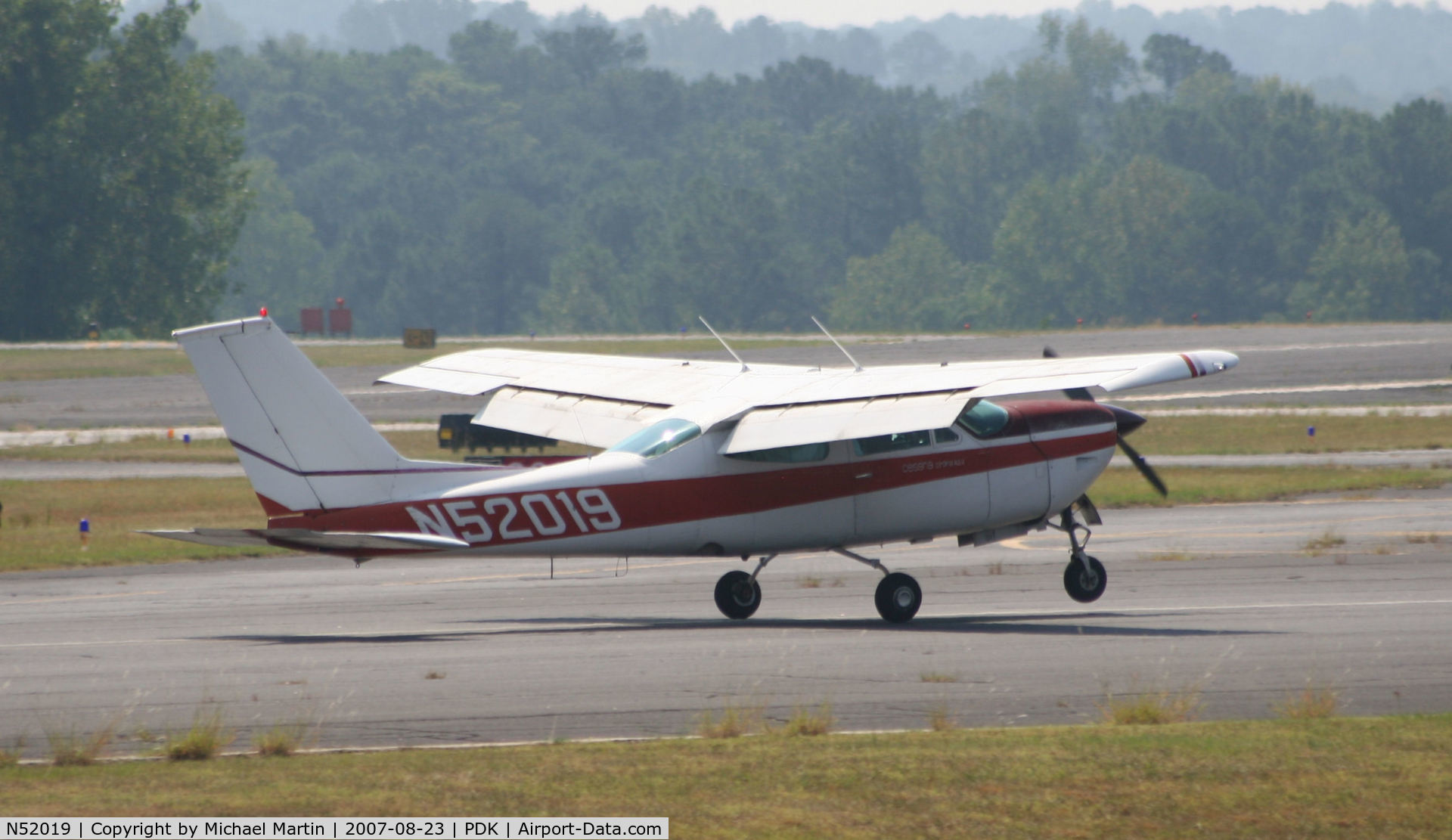 N52019, 1977 Cessna 177RG Cardinal C/N 177RG1143, Landing Runway 20R