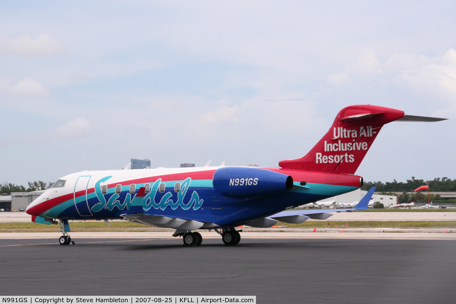 N991GS, 2006 Bombardier Challenger 300 (BD-100-1A10) C/N 20099, Looking very colorful at Fort Lauderdale