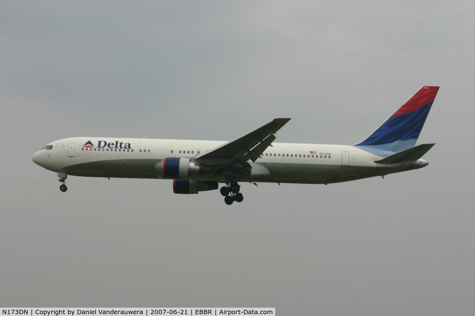 N173DN, 1990 Boeing 767-332 C/N 24800, flight DL140 is descending to rwy 25L