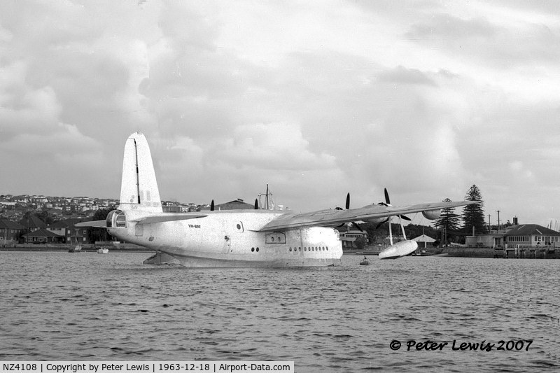NZ4108, 1944 Short S.25 Sunderland V C/N SH.113, arriving at Rose Bay, Australia, on delivery flight as VH-BRF, still with military fit