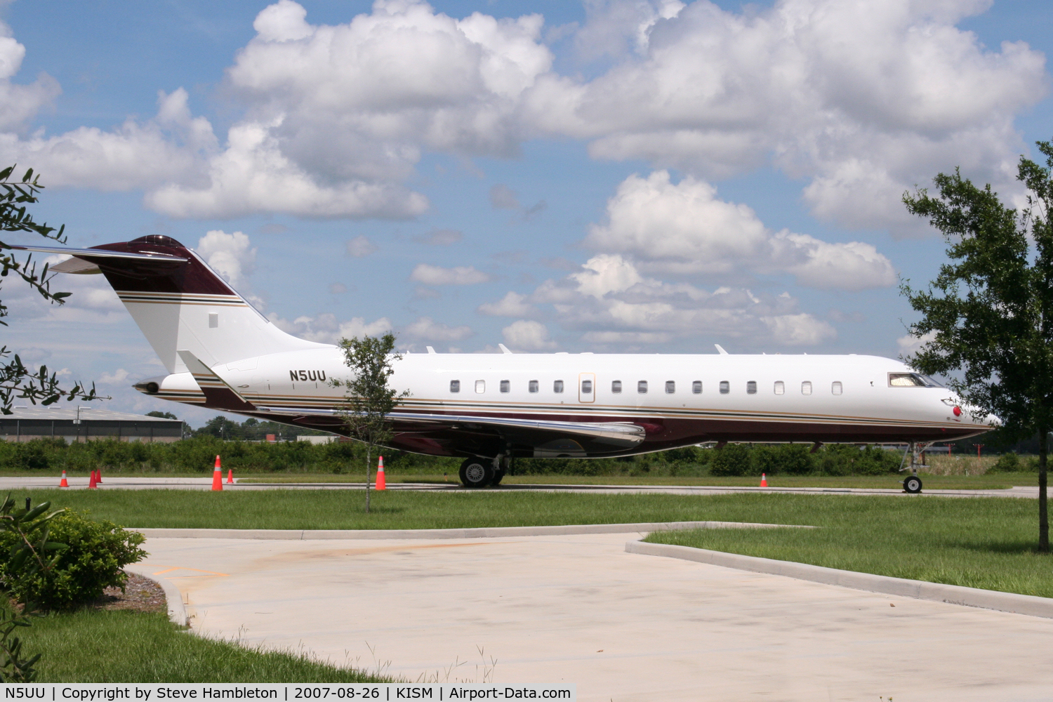 N5UU, 1999 Bombardier BD-700-1A10 Global Express C/N 9029, Nice Globex found amongst the trees at Kissimmee