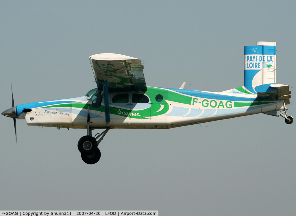 F-GOAG, Pilatus PC-6/B2-H2 C/N 658, Landing after paratrooping