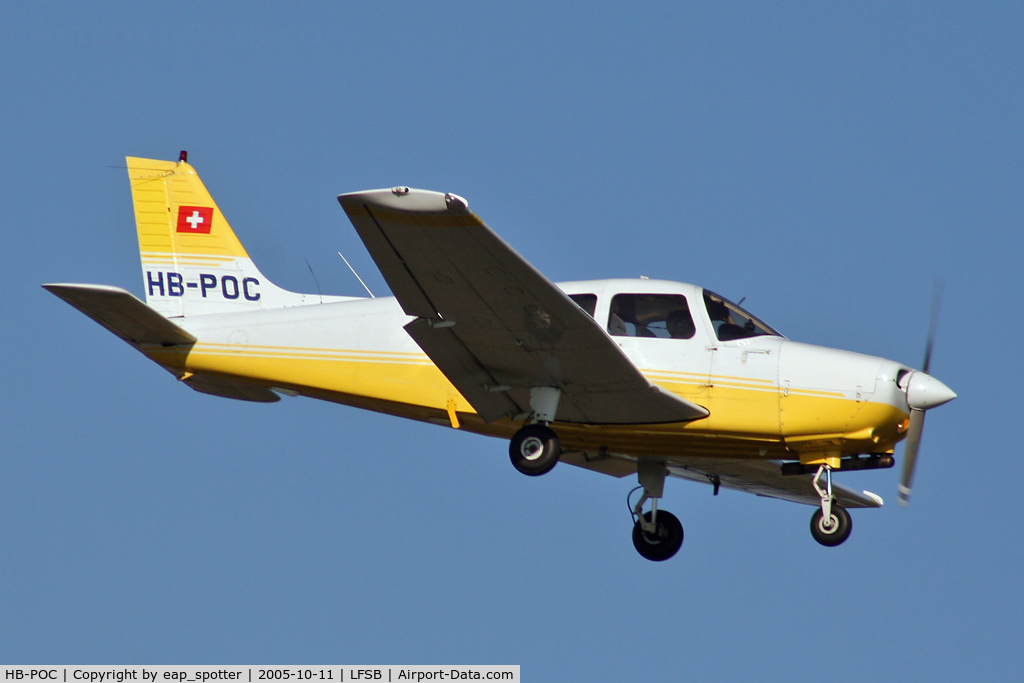 HB-POC, 1990 Piper PA-28-161 Cadet C/N 2841291, landing on rwy 16