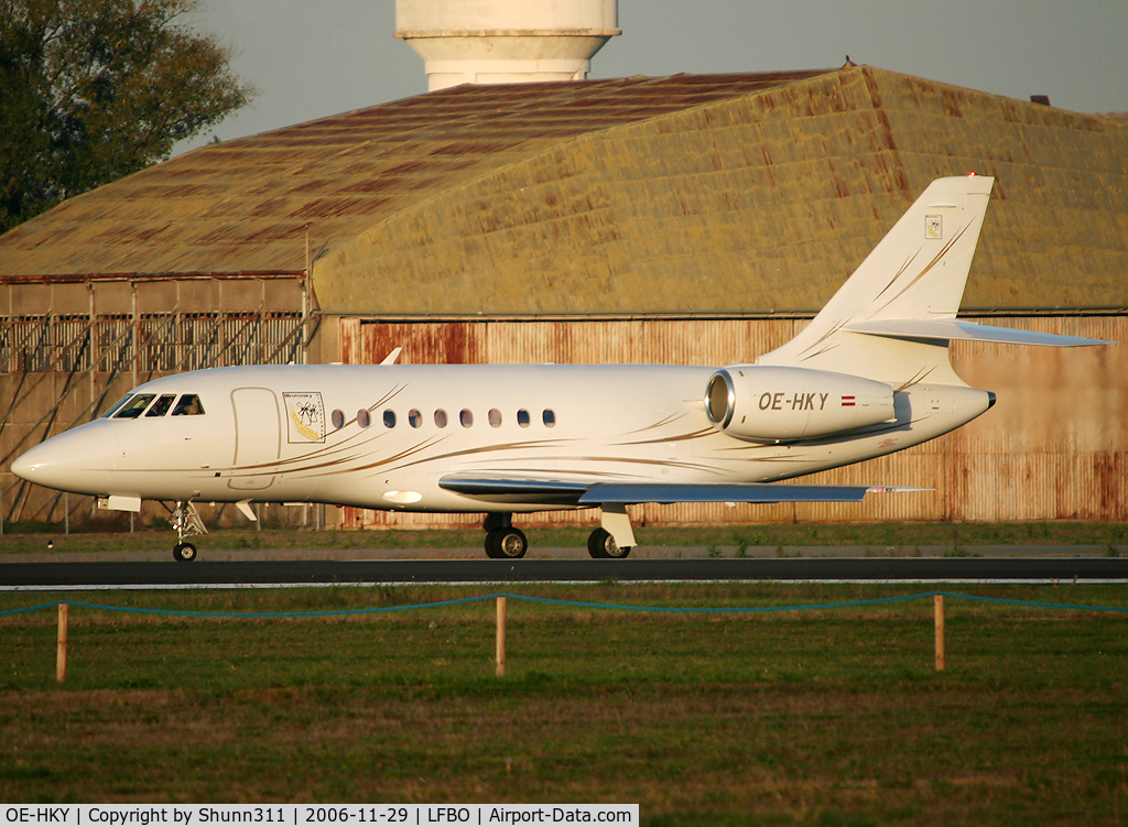 OE-HKY, 2006 Dassault Falcon 2000 C/N 226, Line up rwy 32R