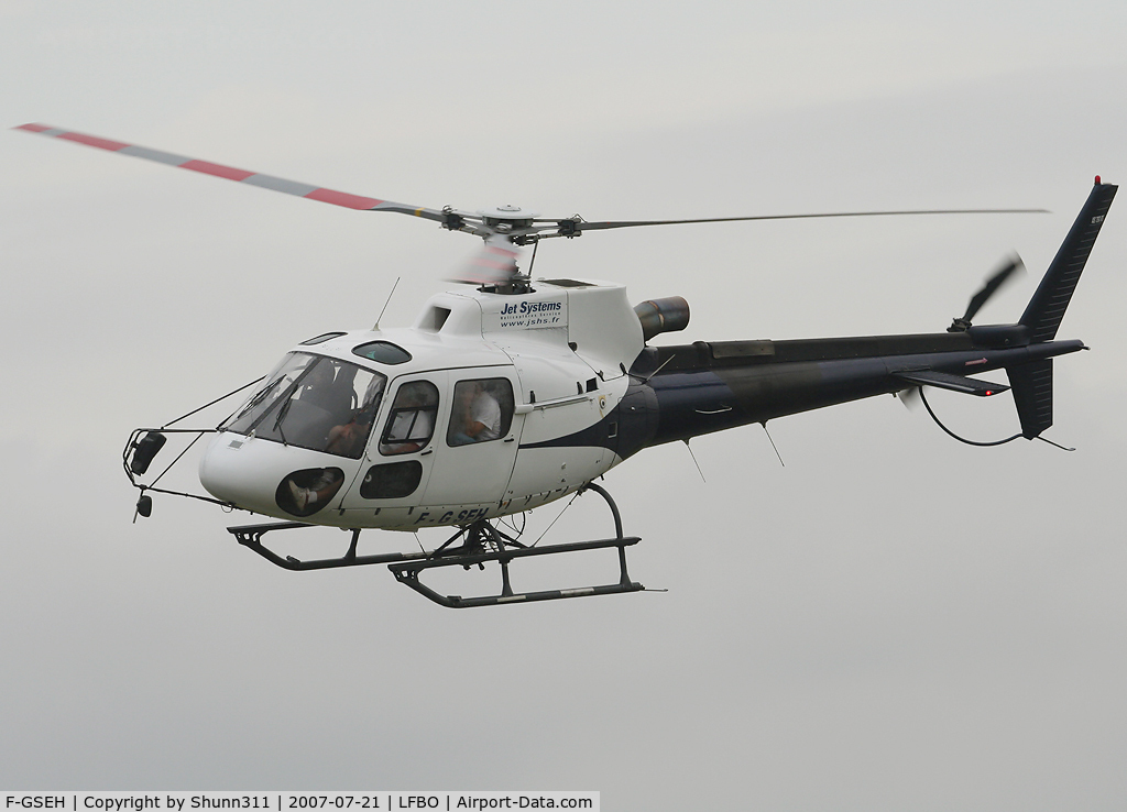 F-GSEH, Eurocopter AS-350B-3 Ecureuil Ecureuil C/N 3827, Departing from general aviation apron