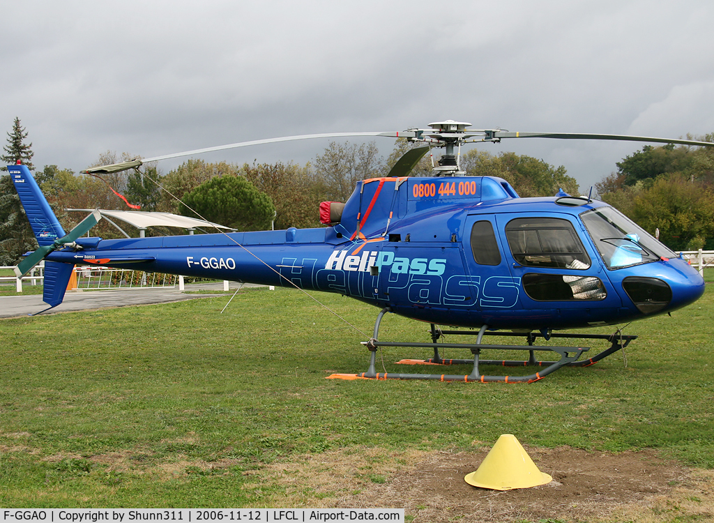 F-GGAO, Eurocopter AS-350B Ecureuil Ecureuil C/N 2208, Parked on the grass