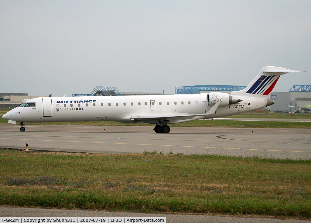 F-GRZM, Canadair CRJ-700 (CL-600-2C10) Regional Jet C/N 10263, Taxiing to the terminal with new logo