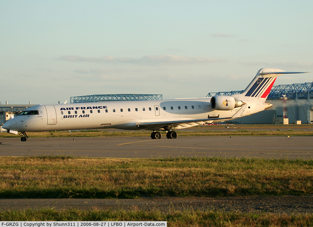 F-GRZG, 2002 Bombardier CRJ-701 (CL-600-2C10) Regional Jet C/N 10037, Taxiing to the terminal... Old logo