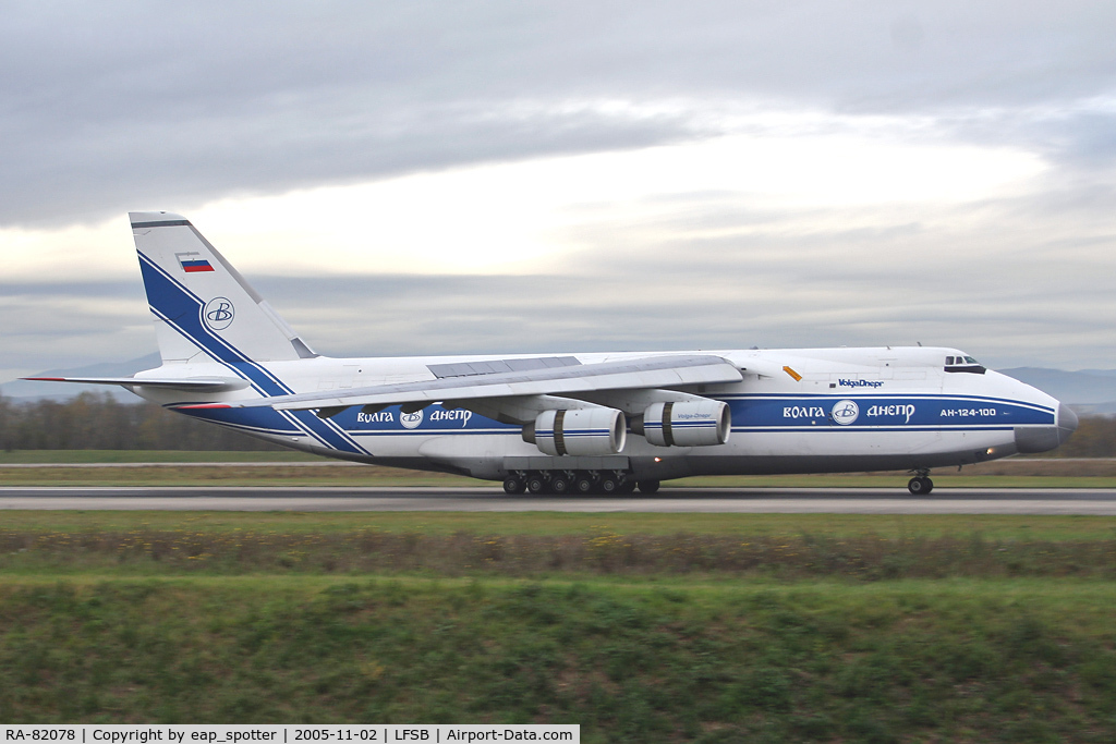RA-82078, 1996 Antonov An-124-100 Ruslan C/N 9773054559153, landing on wy 16