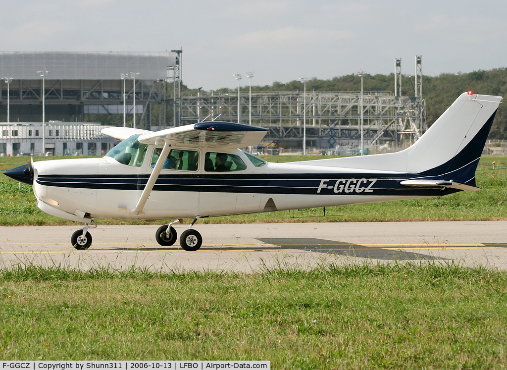 F-GGCZ, Cessna 172RG Cutlass RG C/N 172RG-0708, Taxiing to the general aviation apron