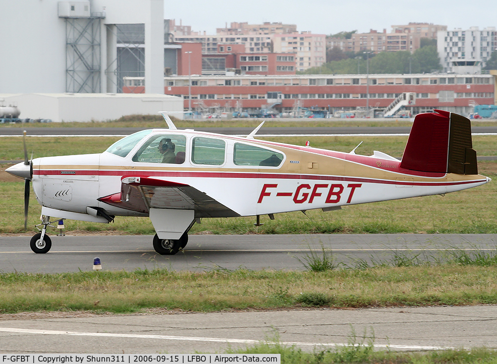 F-GFBT, Beech V35B Bonanza C/N D-9727, Taxiing only point rwy 32R for departure