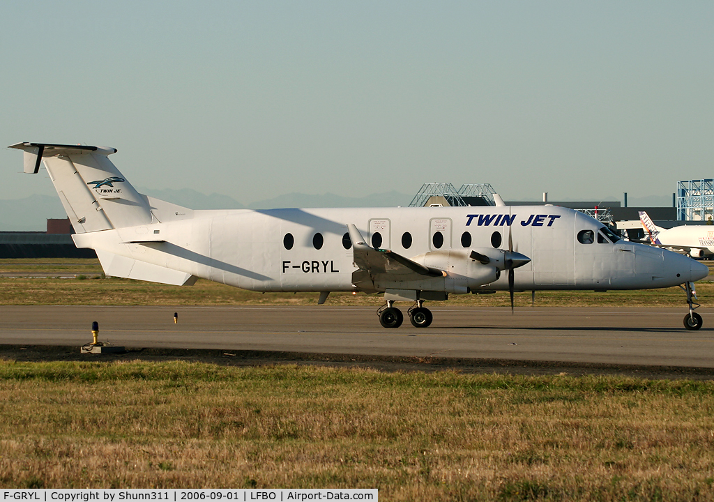 F-GRYL, 1997 Beech 1900D C/N UE-301, Taxiing only point rwy 14L for departure